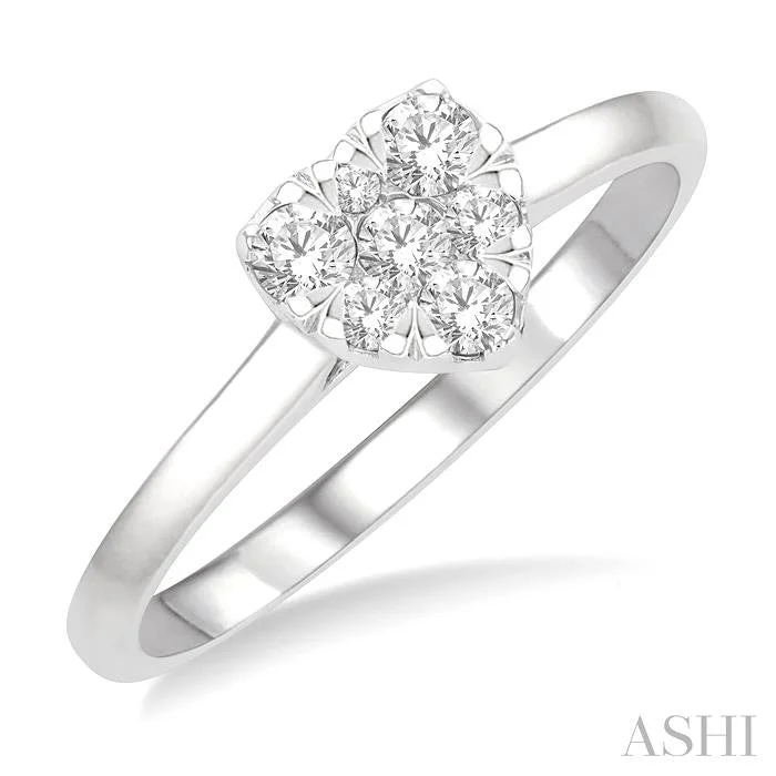 HEART SHAPE LOVEBRIGHT ESSENTIAL DIAMOND ENGAGEMENT RING