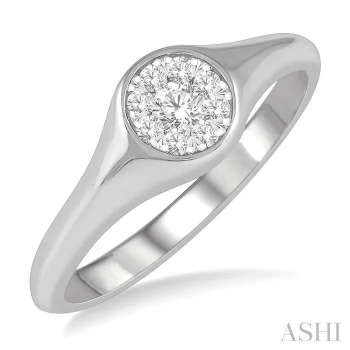 ROUND SHAPE LOVEBRIGHT ESSENTIAL DIAMOND SIGNET RING